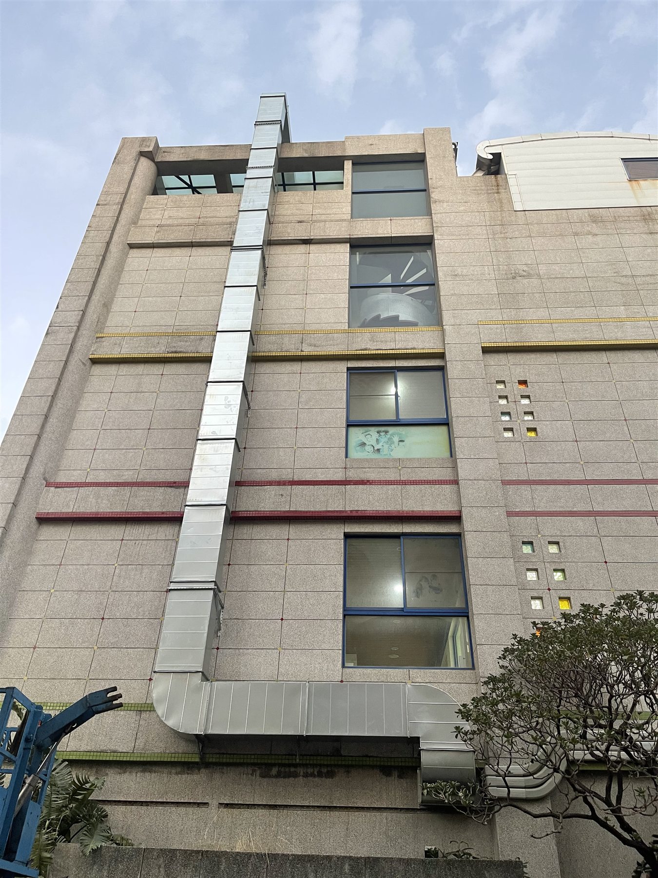 沿多層樓建築外牆安裝的垂直排風管